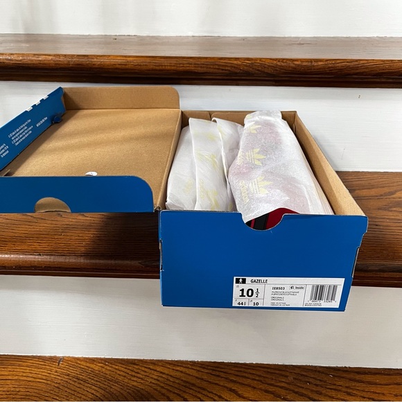 Adidas Gazelle Manchester United Low Cut Shoes New NIB Various Sizes - Picture 4 of 10